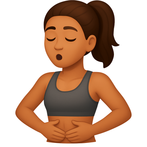 chica castaña clara de color bronceado con el pelo atado en una coleta alta en un top deportivo respira profundo metiendo el abdomen para adentro haciendo hipopresivos