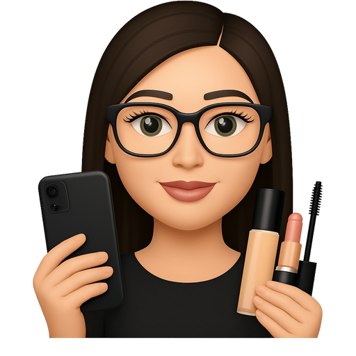 Visage fin Sourcil fin boucle doreil Peau clair yeux vert Fille brune foncée lunettes maquiller avec faux cils et glosse sur les levre cheveux lisse raie au milieu elle tien des produits de cosmetique dans une main et dans lautre main un telephone car c’est une influenceuse